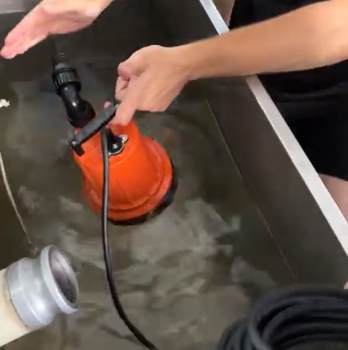 Cliente estrangeiro visita a fábrica TRUPOW de Ningbo para testar nova bomba de baixa sucção